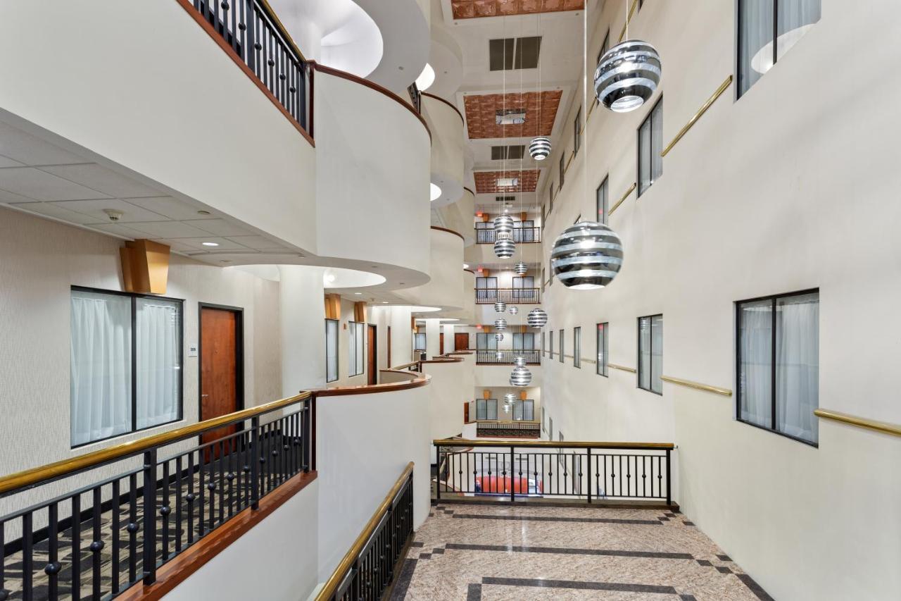 מלון ניו אורלינס Wyndham Garden Baronne Plaza מראה חיצוני תמונה